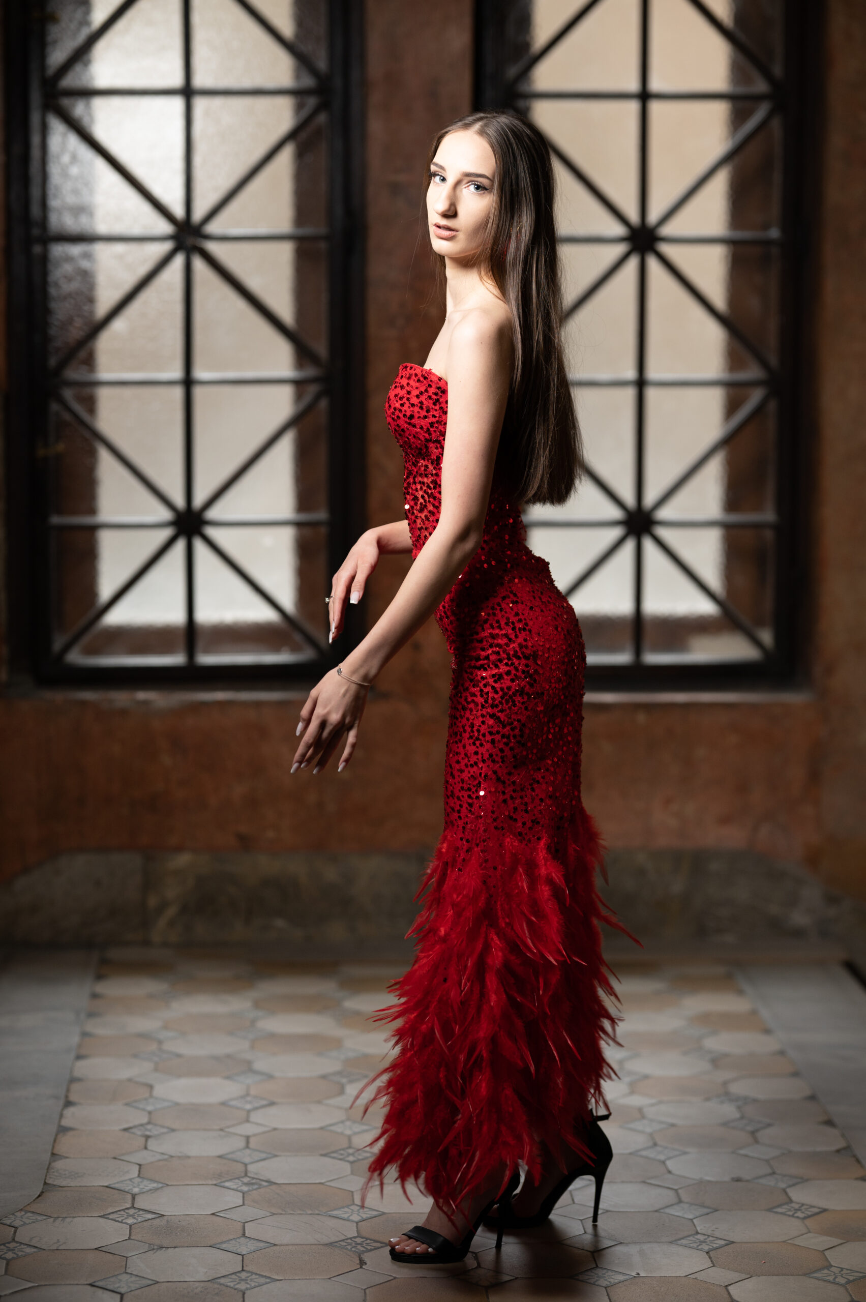Rochie cu pene si corset reglabil
