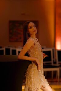 Rochie scurta cu frunze din broderie incolora