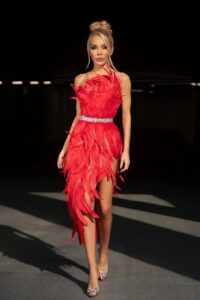 Rochie asimetrica cu pene lungi